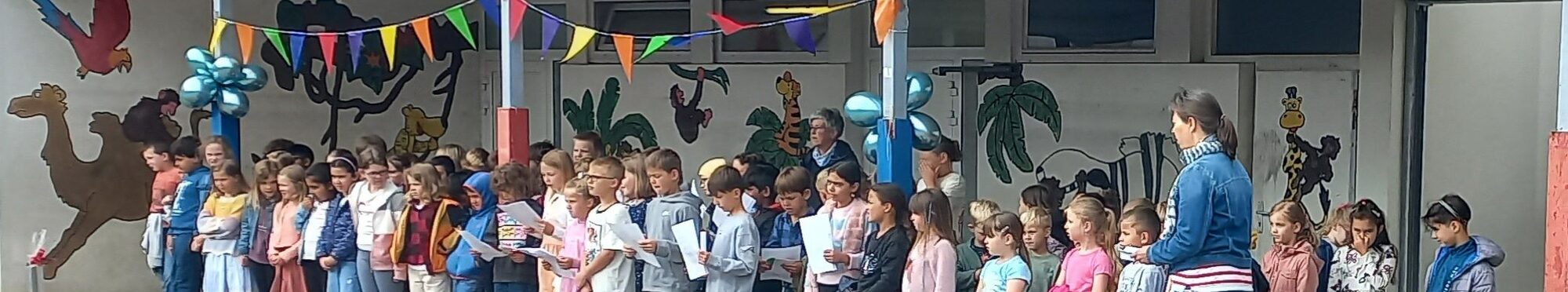 Die Kinder singen ein Abschiedslied