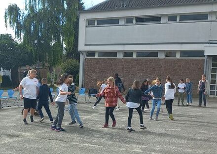 Die Klasse 4 tanzte einen Square Dance